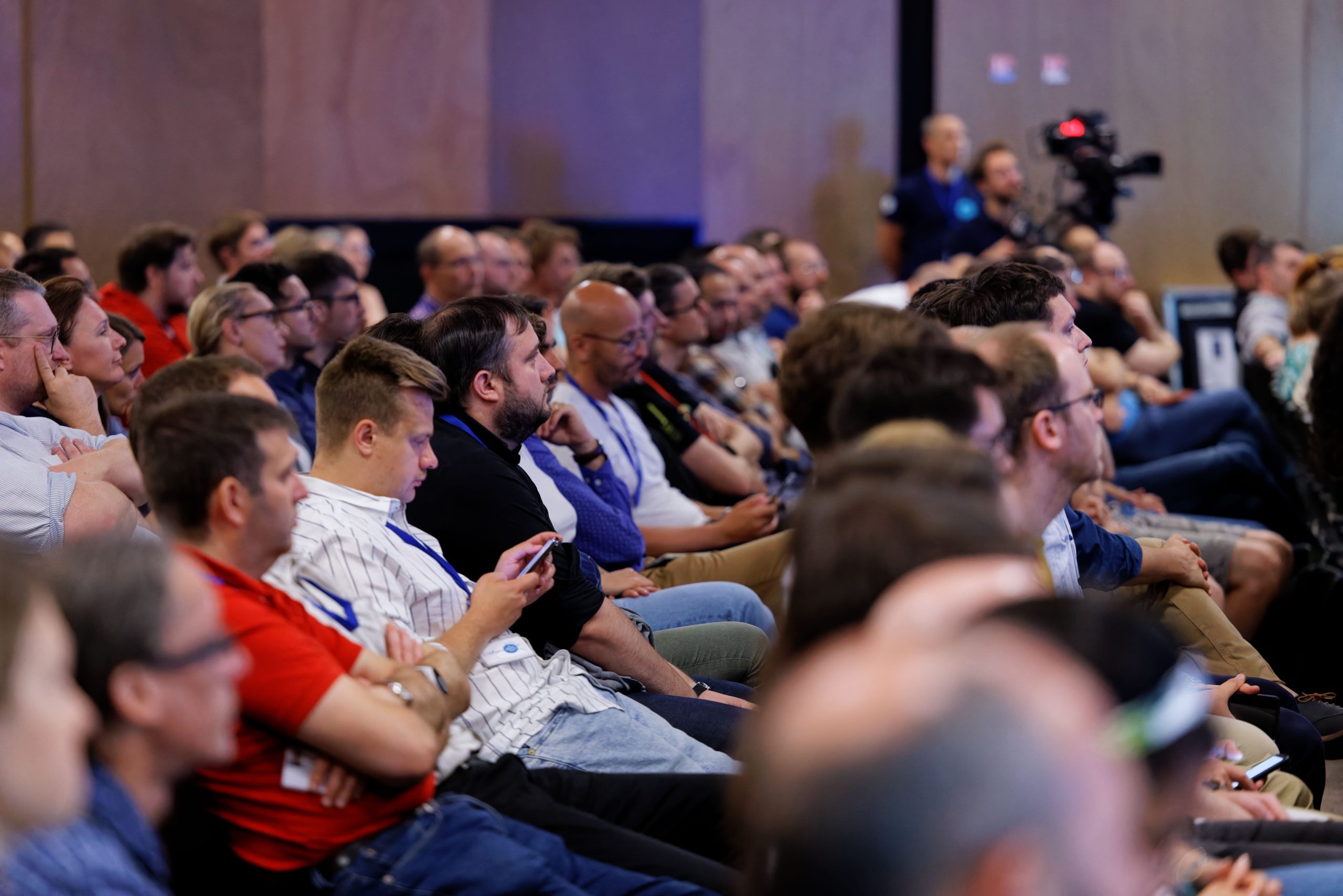 Groupe de personnes assistant à une conférence